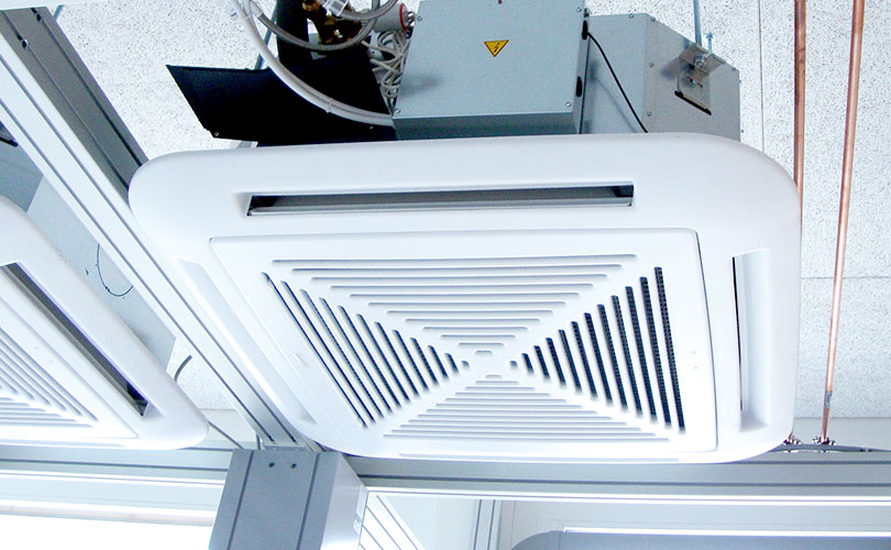 Оборудование вентиляции и кондиционирования, прикрепленное к потолку